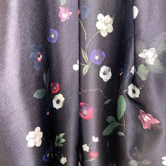 H&M Satin Circle Skirt in Black with Floral Print, Size 6 - Picture 6 of 9